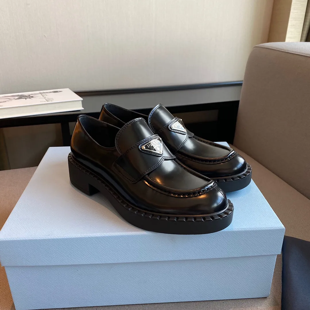 👟👟Ex-factory price 480👟👟 PRADA Prada's 2021 spring and summer upgraded version of the triangular logo Loaf slippers. Compared with last year's old loafers, the triangle logo of this one has been changed to silver, and a gear print design has been added to the welt. It feels more delicate and fashionable! The thick-soled design can add a lot of height to your feet!  Purchase the original, disassemble and reproduce it to restore the authentic taste. The top purchasing version!  qThe upper is made of original open-edge beaded cowhide, which is super textured. The lining is made of top-grade mixed sheepskin. The ZP molded outsole is non-slip and wear-resistant. The code number is 35-41.